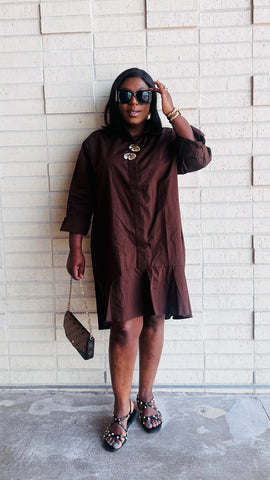 Drovani Brooch Accent Relaxed Shirt Dress (Coffee)