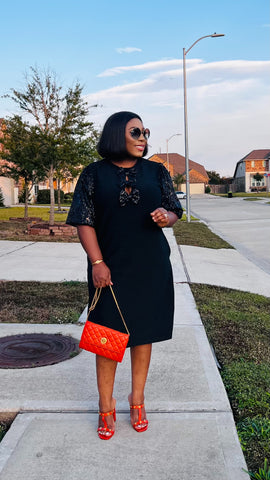 GISELLE PEEKABOO LUXE BOW SHIFT DRESS(BLACK)